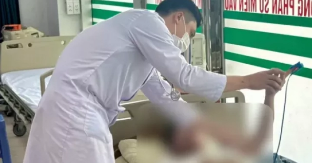 Nam shipper bất ngờ lao vào ô tô do say nắng khi đang đi giao hàng