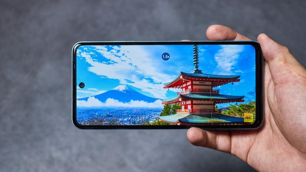 Màn hình lớn hiển thị rõ ràng, đáp ứng nhu cầu xem video và lướt web cơ bản