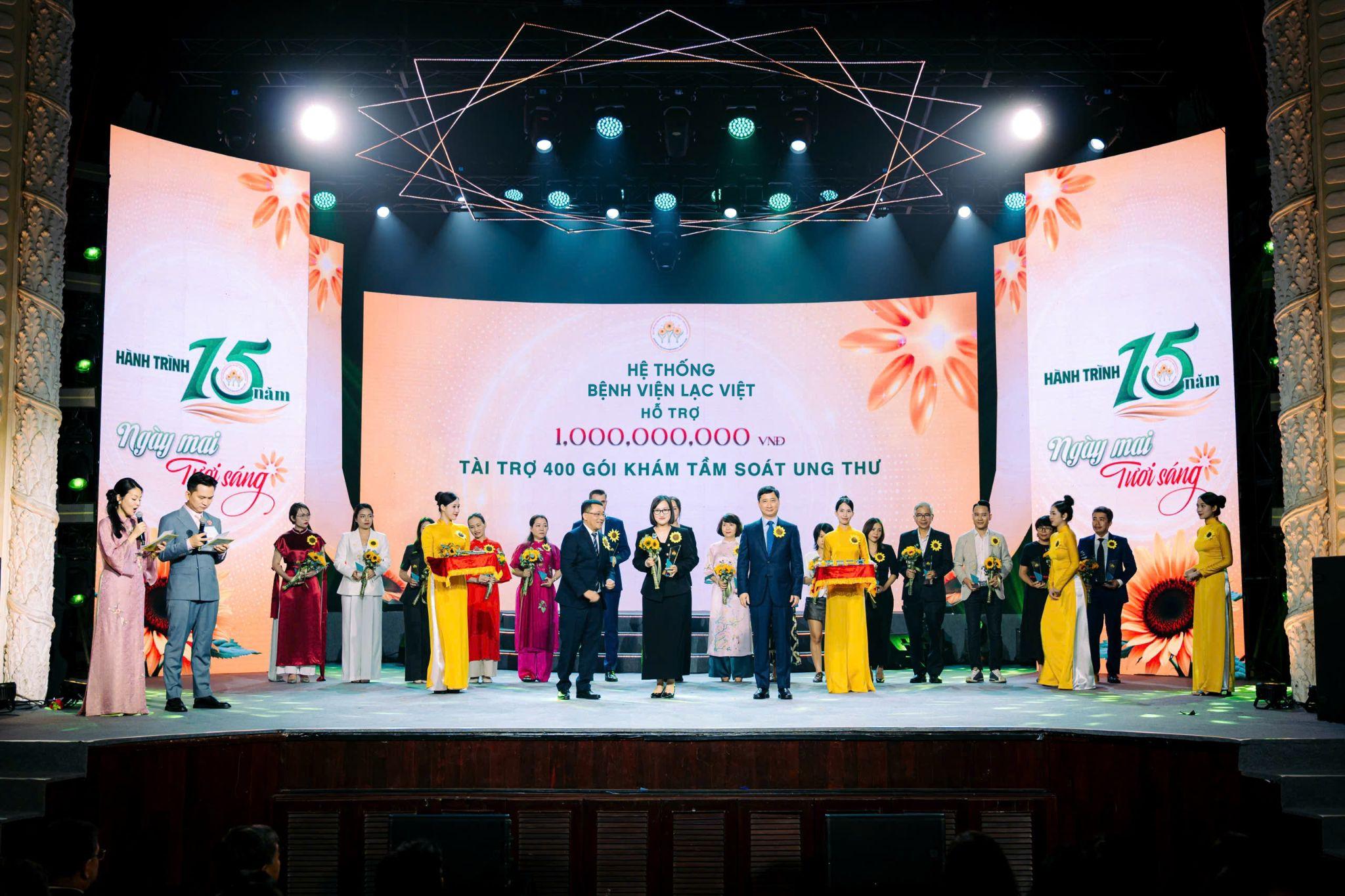 Hệ thống Bệnh viện Lạc Việt đồng hành cùng Quỹ Ngày Mai Tươi Sáng trao tặng cho bệnh nhân ung thư gói chăm sóc sức khỏe 1 tỷ đồng