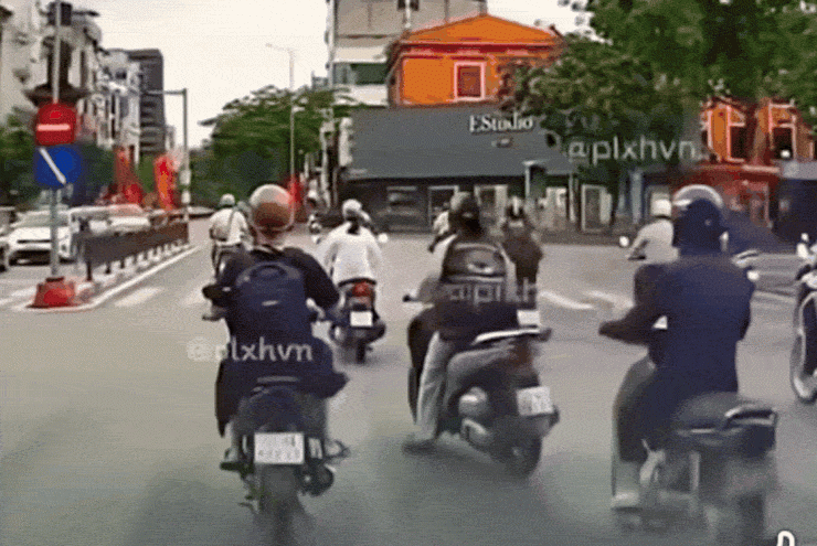 Cô gái phóng xe tạt đầu khiến loạt xe máy ngã liên hoàn giữa ngã tư - 1