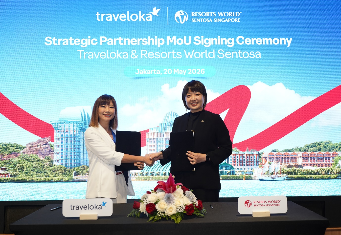 Bà Baidi Li, Phó Chủ tịch Thương mại của Traveloka và bà Jenny Wang, Quyền Phó Chủ tịch Cấp cao phụ trách Kinh doanh & Tiếp thị Khu nghỉ dưỡng của Resorts World Sentosa, tại lễ ký kết Biên bản ghi nhớ hợp tác chiến lược (MoU) giữa Traveloka và Resorts World Sentosa. Ảnh: Traveloka.