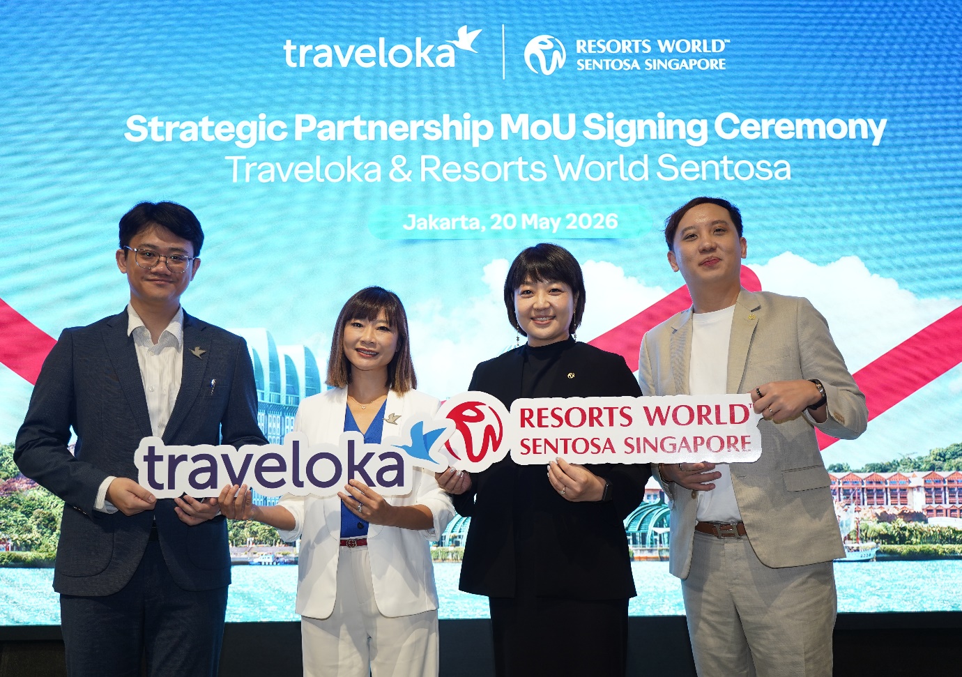 Ông Stefanus Syalom, Giám đốc Thương mại của Traveloka; bà Baidi Li, Phó Chủ tịch Thương mại của Traveloka; bà Jenny Wang, Quyền Phó Chủ tịch Cấp cao phụ trách Kinh doanh & Tiếp thị Khu nghỉ dưỡng của Resorts World Sentosa; và ông Clement Tan, Trợ lý Phó Chủ tịch phụ trách Kinh doanh & Tiếp thị Khu vực của Resorts World Sentosa. Ảnh: Traveloka.