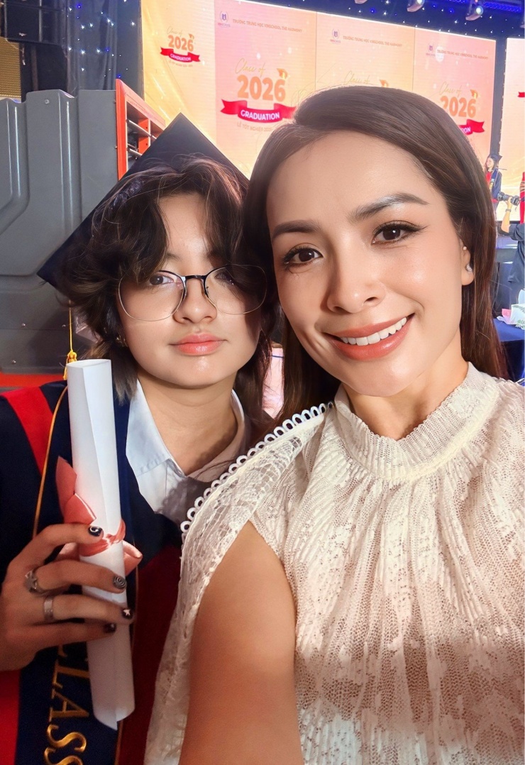 Ngay dưới bài đăng, Hồng Đăng xuýt xoa: "Ui còn sướng hơn em Nhím là bây giờ đang tu luyện để vào cấp 3 đây mẹ Hằng ạ" và được cựu người mẫu động viên: "Chúc Nhím đạt kết quả như mong muốn nha".