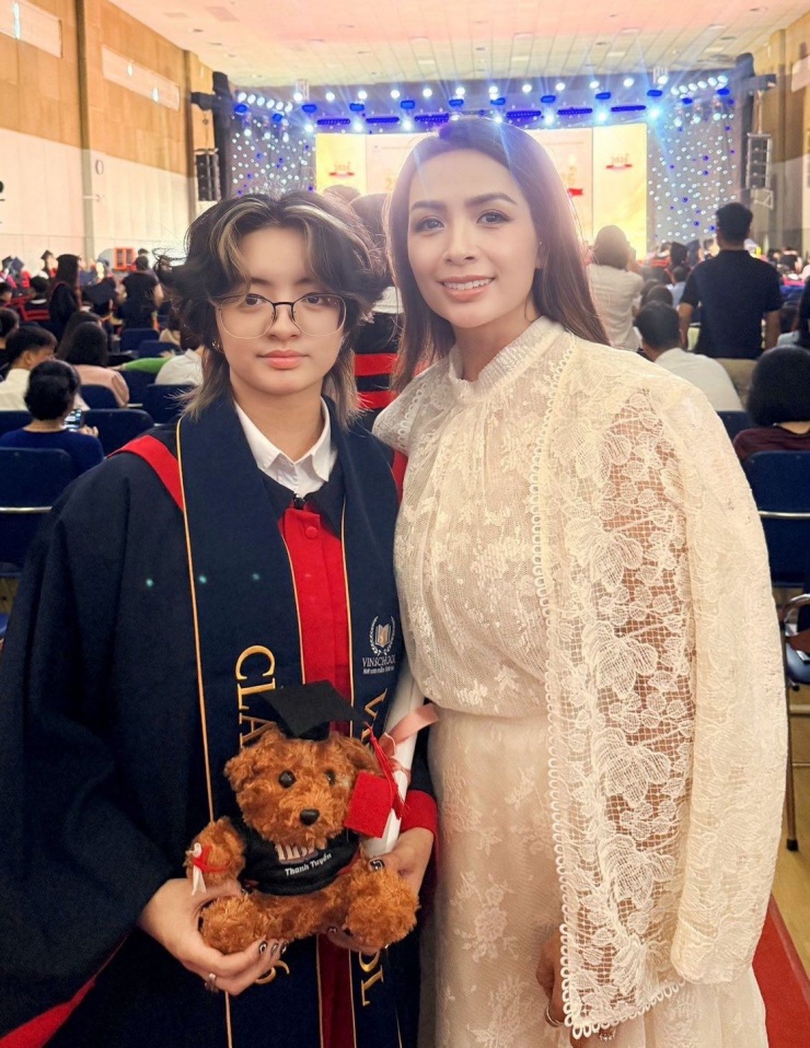 Mới đây, cựu siêu mẫu Thúy Hằng gây chú ý khi chia sẻ hình ảnh con gái tốt nghiệp THPT: "Kết thúc 18 năm ăn học, chuẩn bị tiến tới những năm ăn hại".