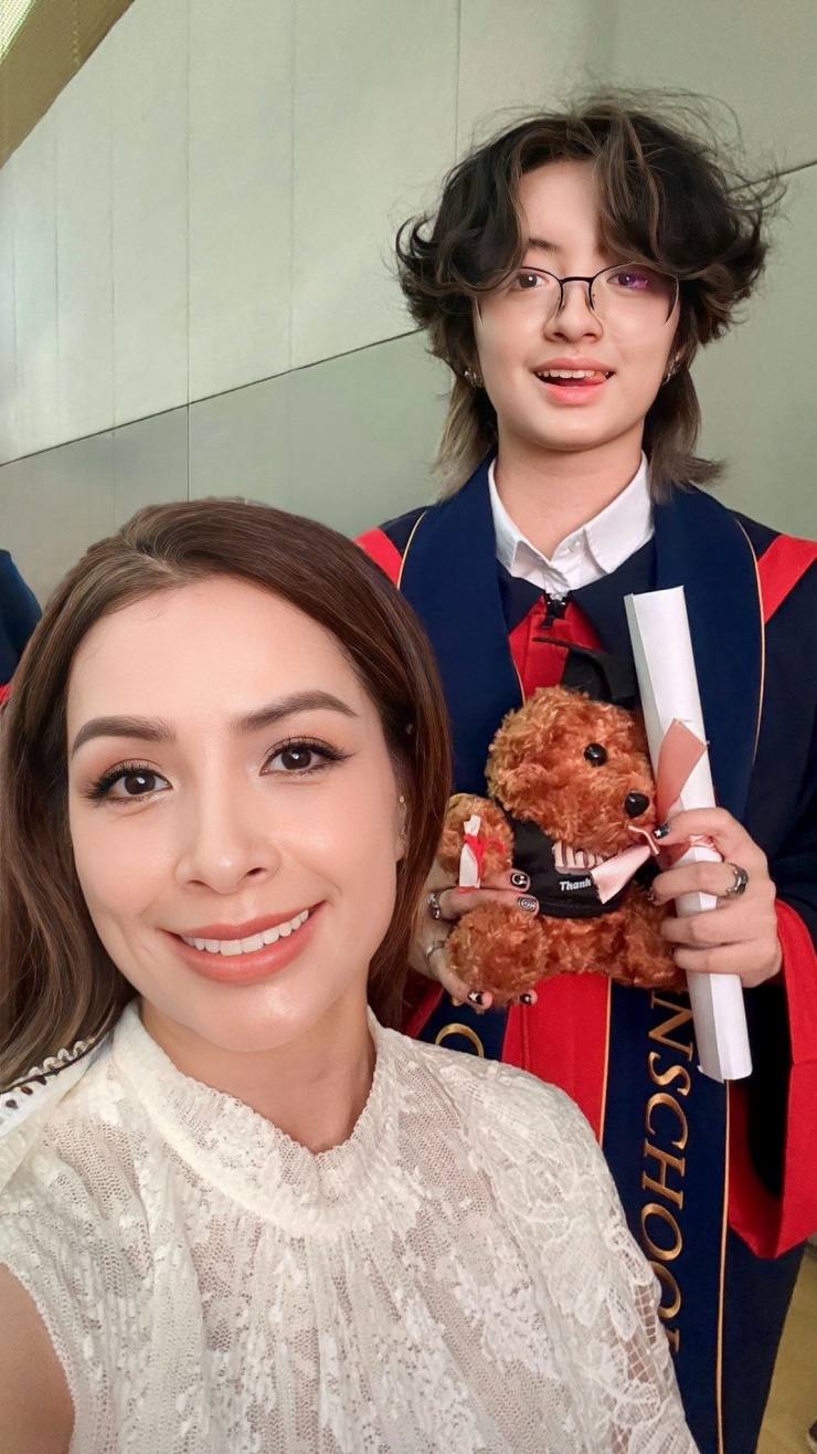 Điều khiến nhiều người chú ý là diện mạo tuổi 18 của con gái Thúy Hằng. Cô bé tên thật là Thanh Tuyền, ở nhà gọi là bé Bông được nhận xét có đôi mắt to, khuôn miệng giống hệt mẹ.