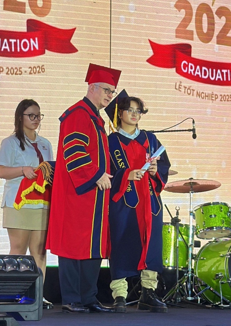 Bé Bông thích gu thời trang năng động, cá tính. Cô bé thường xuyên được mẹ cho đi du lịch nhiều nơi cả trong và ngoài nước.