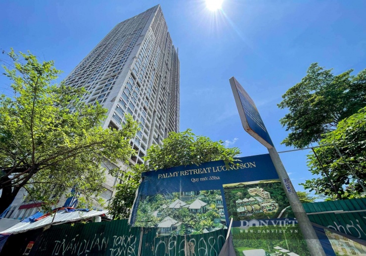 Tuy nhiên, sau hơn một thập kỷ, dự án vẫn “đắp chiếu”, chỉ còn lại phần thô. Những tầng nhà dang dở, bê tông bạc màu theo thời gian khiến toà tháp này trở nên rất lãng phí trên “khu đất vàng” của Hà Đông.