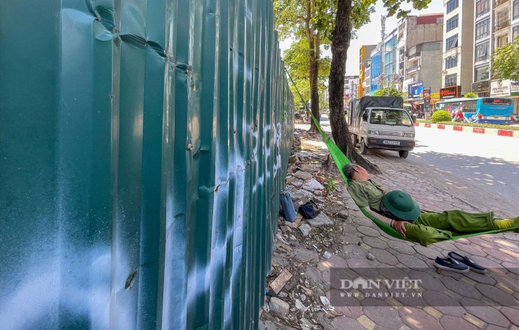 Bên ngoài dự án vẫn được quây tôn kín mít. Một mặt của toà tháp nằm trên đường Vạn Phúc. &nbsp;