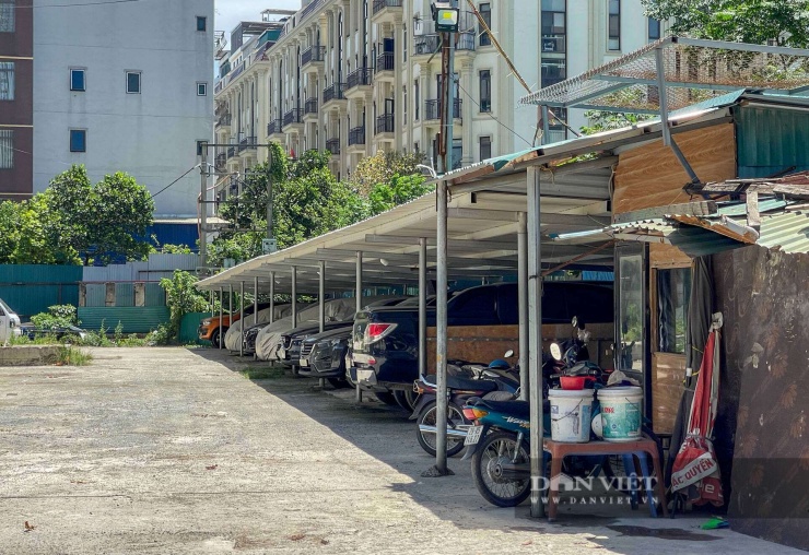Một bãi trông giữ xe ngày đêm, dựng khung thép kiên cố cũng xuất hiện ngay lối ra vào toà tháp ở địa chỉ 157 Vạn Phúc.