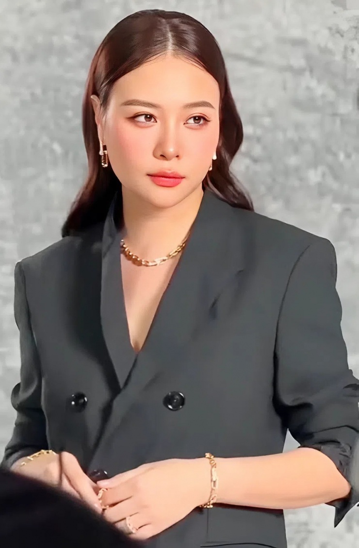 Đàm Thu Trang đeo trang sức kim cương hơn 4 tỷ đồng - 1