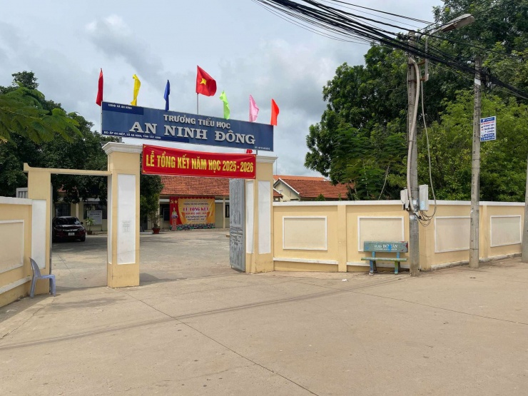 ​Trường tiểu học An Ninh Đông (Tây Ninh) nơi xảy ra vụ học sinh bị tác động kéo vào đầu phải vào bệnh viện cấp cứu. Ảnh: Thiên Long