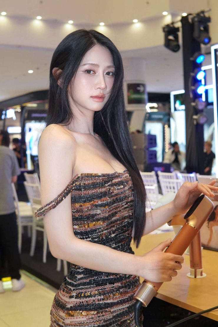Lê Bống hiện là MC của nhiều chương trình. Ảnh: FBNV