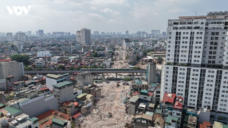 Dưới cái nắng như đổ lửa của những ngày cuối tháng 5, đoạn đường Vành đai 2,5 từ Nguyễn Trãi đến Đầm Hồng, phường Khương Đình như một đại công trường ngổn ngang.