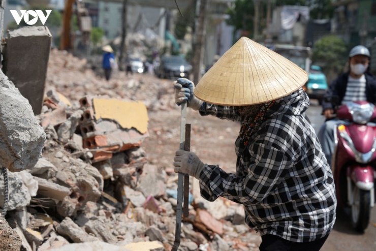 Theo chị Hạnh, các công trình giải phóng mặt bằng giúp nhiều lao động nghèo có thêm việc làm, thu nhập ổn định giữa thành phố đắt đỏ. “Nếu không có những việc này, nhiều người chắc phải về quê vì tiền trọ, tiền ăn ở Hà Nội quá tốn kém”, chị nói.