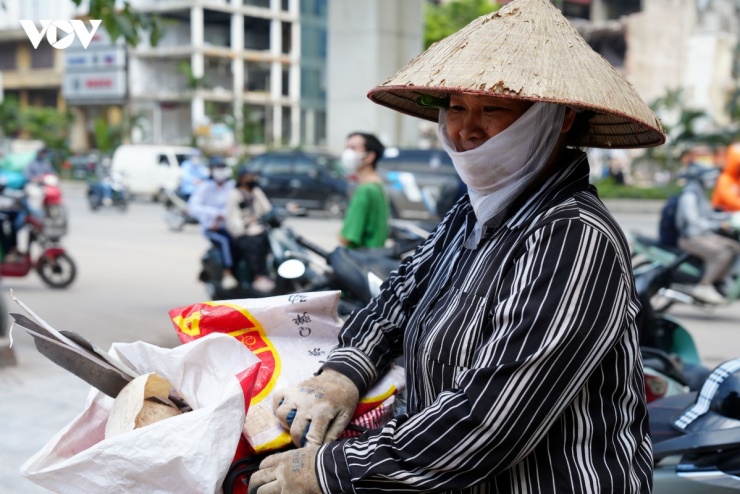 Nữ lao động tự do "đội nắng", kiếm tiền triệu ở công trường Vành đai 2,5 Hà Nội - 13