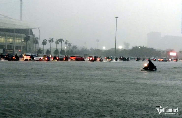 Các nẻo đường về nhà đường đã thành 'sông" nên nhiều người gặp khó khăn.
