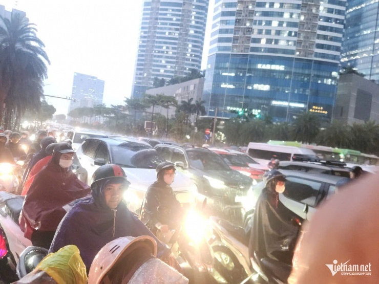 Mưa lớn, đường Dương Đình Nghệ tại phường Cầu Giấy, Hà Nội ách tắc cục bộ