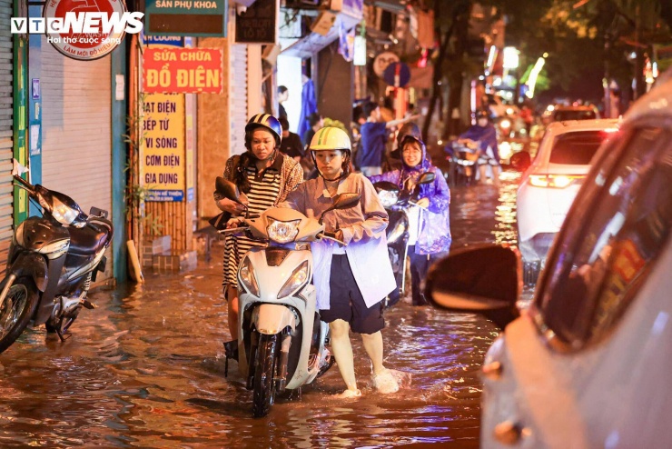 Theo ghi nhận, khi nhiều tuyến phố khác đã thưa phương tiện, khu vực Doãn Kế Thiện vẫn ùn ứ do nước ngập sâu khiến việc di chuyển rất chậm.