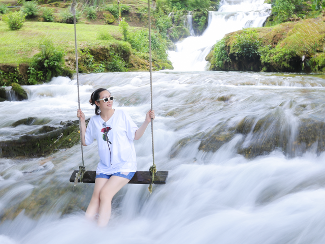Suối mát lạnh cách Hà Nội 200km, ô tô đỗ gần, khách kéo nhau đến trốn nóng