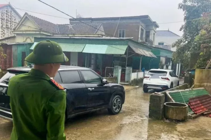 Người đàn ông 'khóa đuôi' ô tô giữa đường ở Hà Tĩnh bị phạt 50 triệu đồng