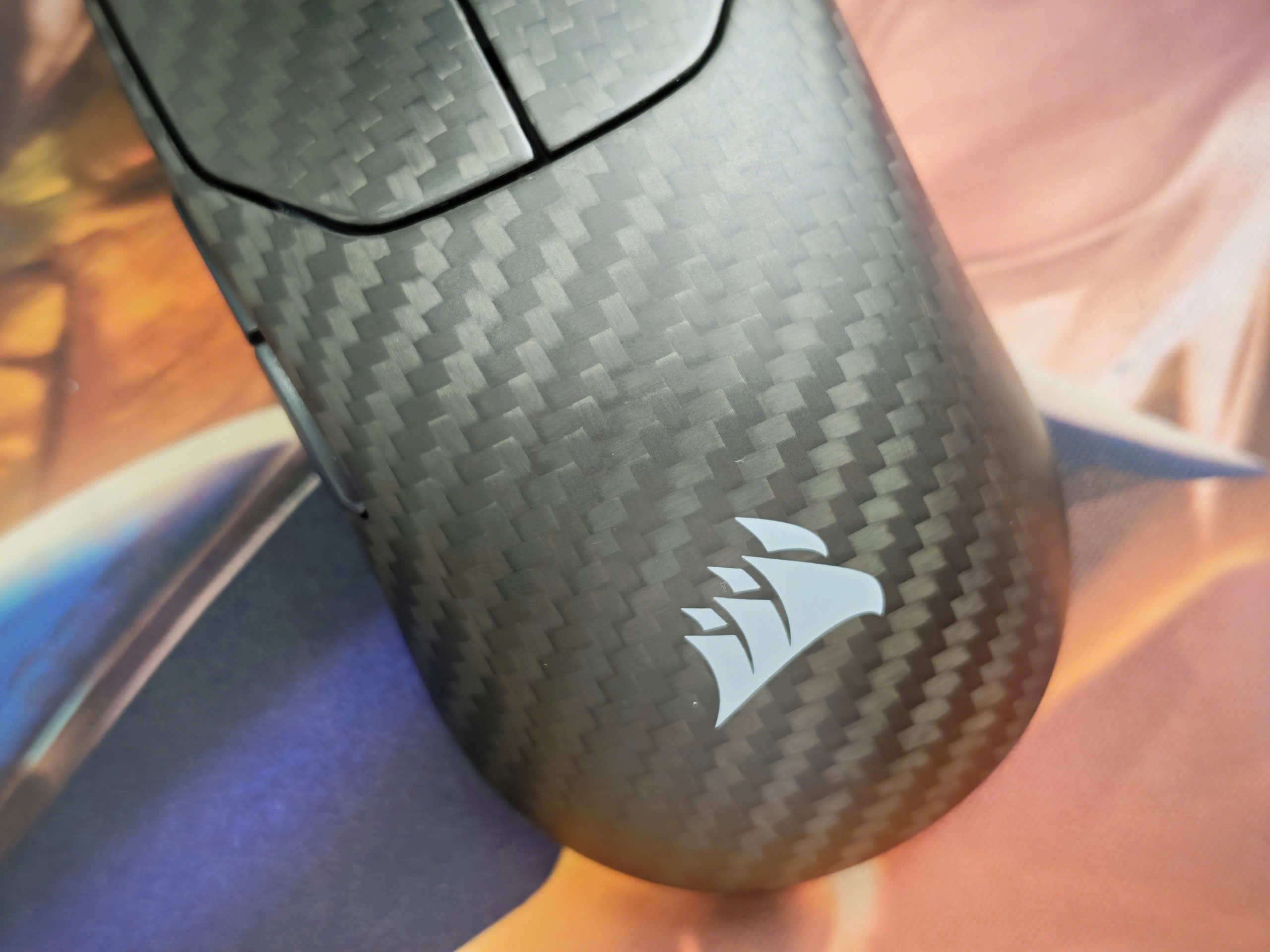 Cận cảnh các góc cạnh của&nbsp;Corsair Sabre V2 Pro Wireless CF.