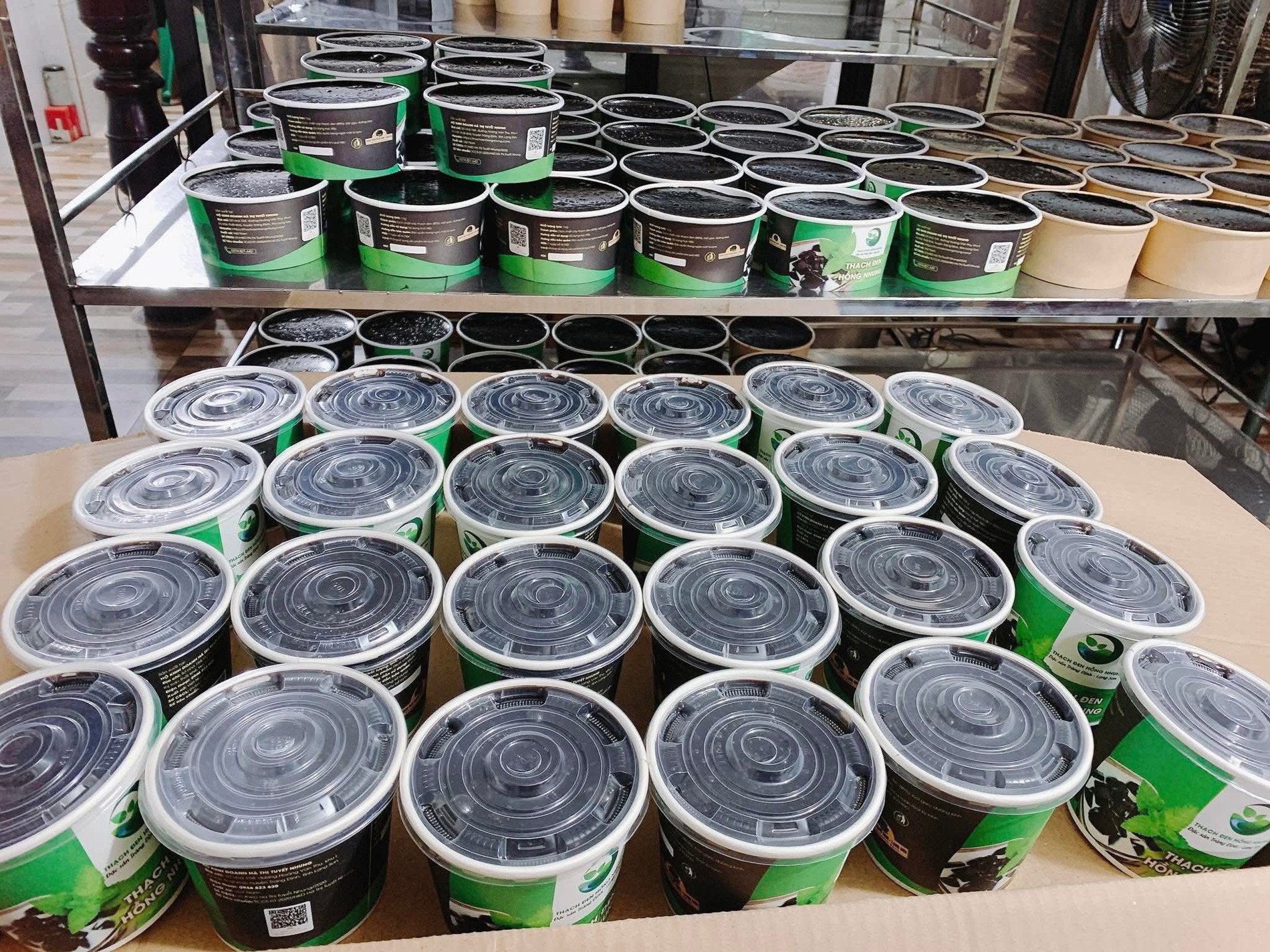 Thạch đen Tràng Định được đóng hộp, vận chuyển tới nhiều tỉnh thành xa như Hà Nội, Hải Phòng... Ảnh: Hường Triệu, Trang Ha