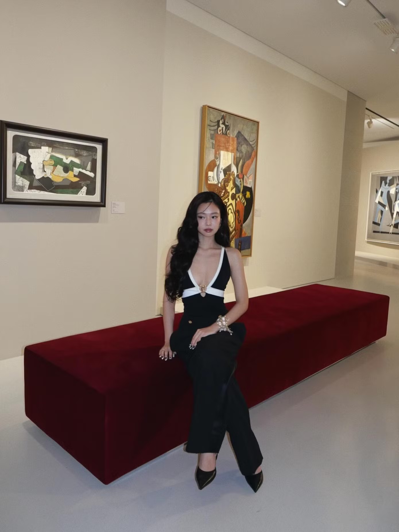 Vì sao tạo hình mới nhất của Jennie và Jisoo BLACKPINK gây tranh cãi? - 1