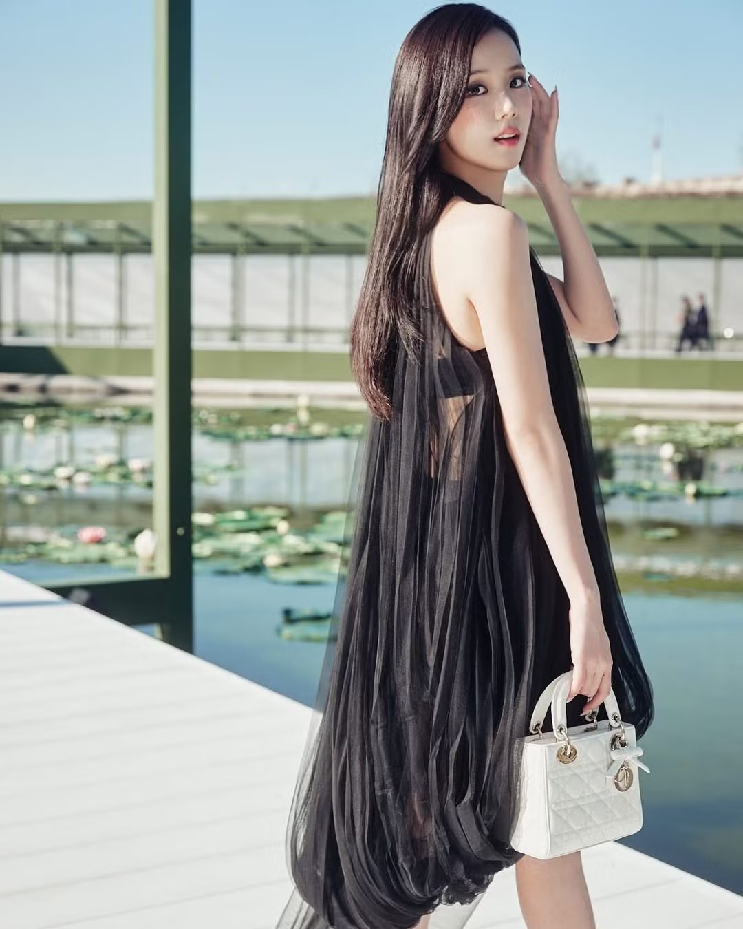 Vì sao tạo hình mới nhất của Jennie và Jisoo BLACKPINK gây tranh cãi? - 12