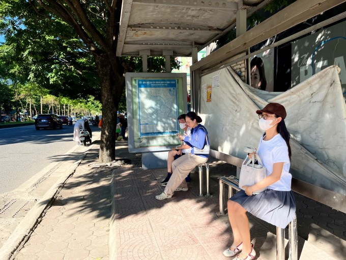 Hương thường dậy từ khoảng 6h30 chuẩn bị để kịp ra điểm đón gần nhà ở khu Phúc Lợi (quận Long Biên cũ) trước 7h20. Ảnh: NVCC