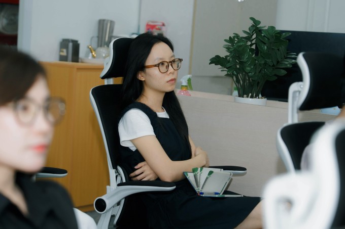 Gần 9h, Hương đến công ty. Ảnh: NVCC
