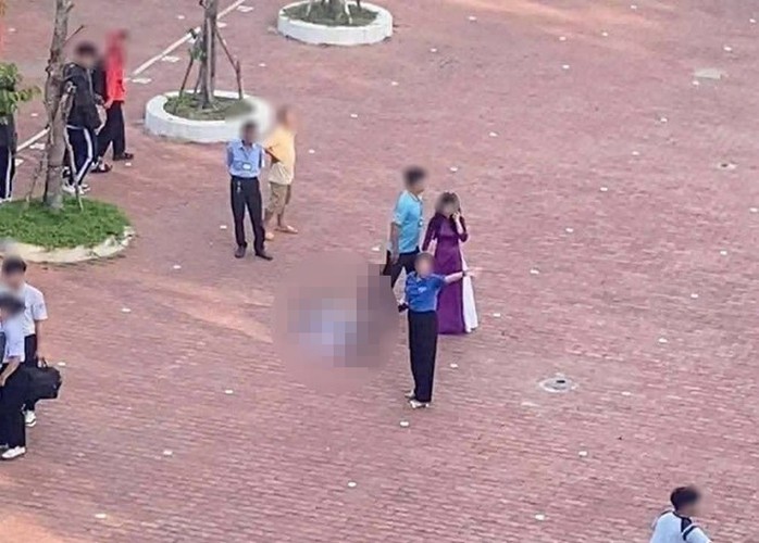 Nữ sinh Trường THPT B.C nhảy từ tầng 3 xuống sân trường.