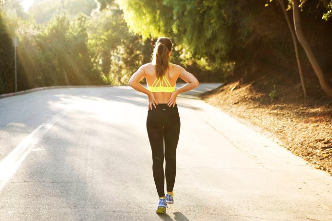 Nên tránh tập luyện ngoài trời vào khung giờ nắng gắt. Ảnh: Popsugar