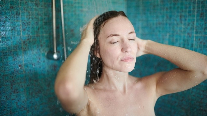 Tắm nước lạnh ngay sau khi đi nắng có thể làm tăng nguy cơ đột quỵ. Ảnh: Healthline