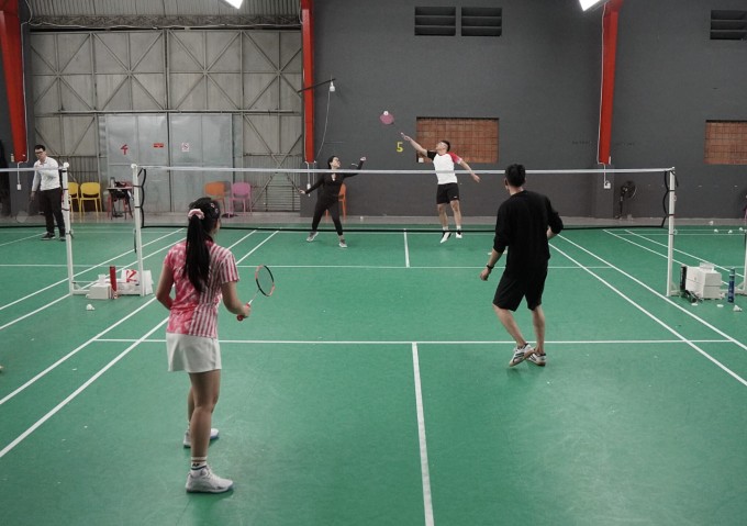 Người chơi cầu lông buổi tối tại một sân thể thao trên phường Mai Dịch, Hà Nội. Ảnh: Phan Ngân
