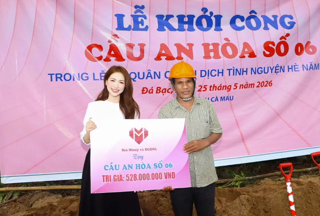 Hòa Minzy gửi tặng bà con tại xã Đá Bạc, tỉnh Cà Mau 1 cây cầu mới nối giữa các ấp trị giá là 528 triệu đồng.