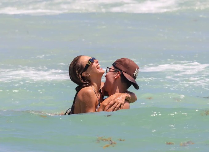 Jessica Alba và bạn trai quấn quýt không rời khi đi nghỉ mát - 3