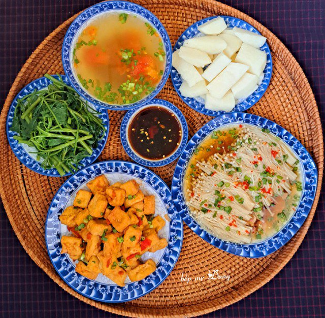 Mâm cơm chay thích hợp dùng cho ngày Rằm hoặc mùng 1 nếu bạn muốn.