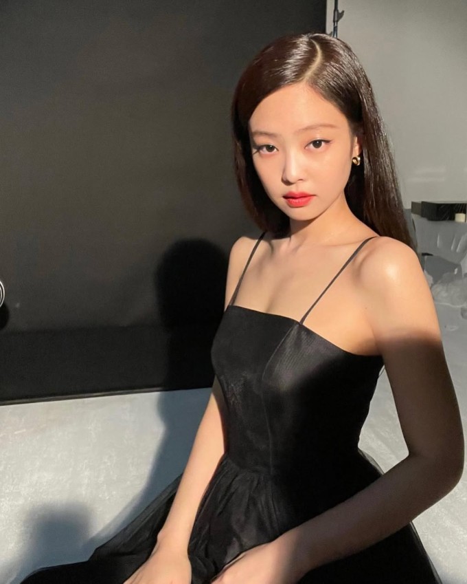 Dưỡng ẩm nhiều bước giúp Jennie giữ làn da căng bóng dù thường xuyên phải trang điểm đậm hay thay đổi môi trường. Ảnh: Instagram jennierubyjane
