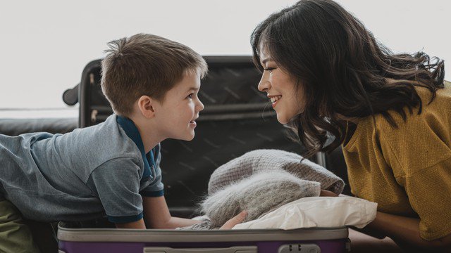 Thay vì đưa ngay đáp án, cha mẹ có thể đặt câu hỏi để con suy nghĩ. Thay vì trách mắng khi con làm sai, hãy giúp con hiểu vì sao mình thất bại và cần thay đổi điều gì. Ảnh minh họa