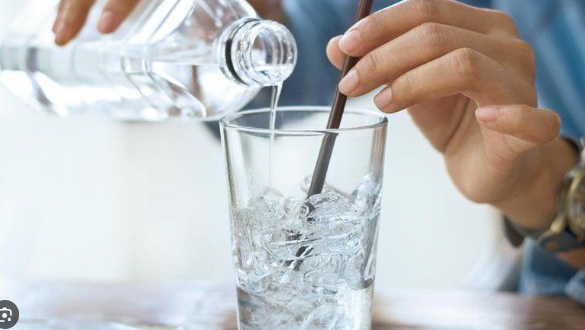 Nên uống đủ 2 đến 3 lít nước lọc hoặc nước có khoáng nhẹ mỗi ngày.