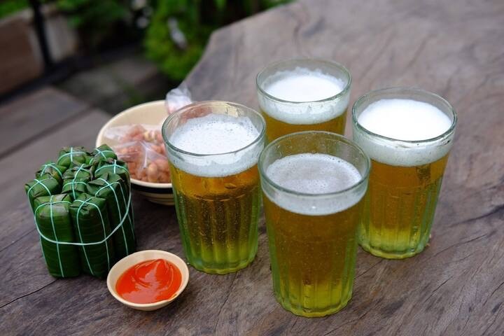 Bia khiến cơ thể mất nước nhiều hơn do làm tăng bài tiết, giãn mạch. (Ảnh minh hoạ)