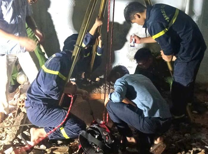 Lực lượng chức năng tiếp cận hiện trường, tìm cách cứu người phụ nữ bị rơi xuống giếng sâu