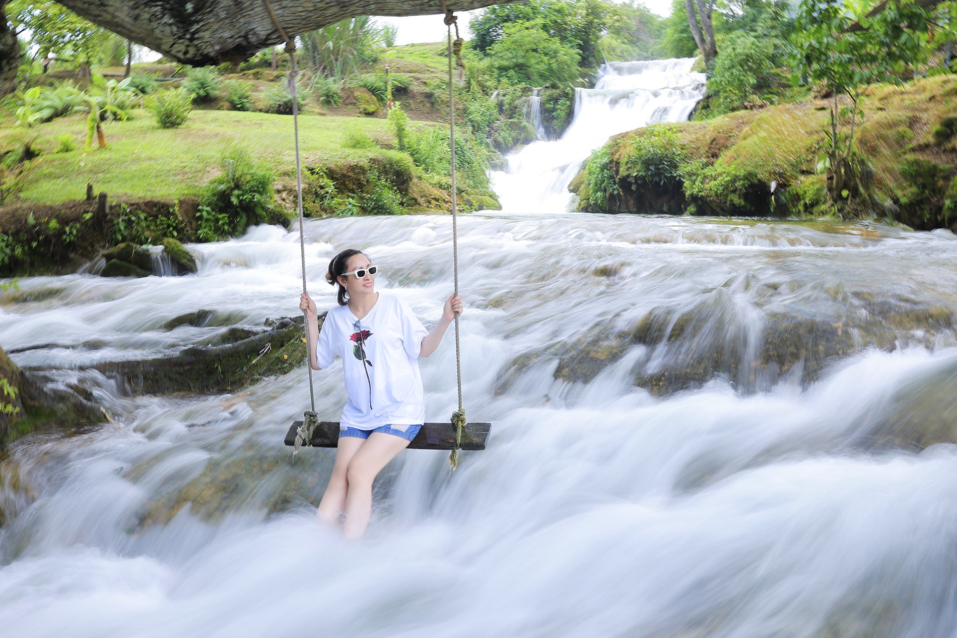 Du khách có thể chọn trang phục sáng màu như xanh, trắng để có những bức hình check-in đẹp bên suối