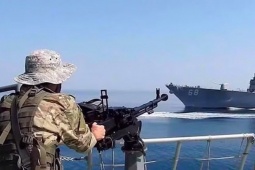 Iran nổ súng cảnh cáo các tàu cố gắng vượt eo biển Hormuz