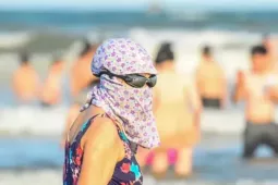 Cười xỉu cảnh trùm khăn, đội nón kín mít đi... tắm biển
