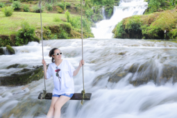 Suối mát lạnh cách Hà Nội 200km, ô tô đỗ gần, khách kéo nhau đến trốn nóng