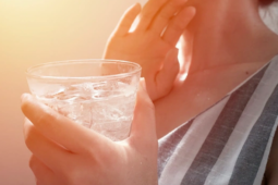 Đang đi nắng về, thấy thèm nước lạnh đến mấy cũng phải 'nhịn' vì lý do này kẻo rước họa vào thân