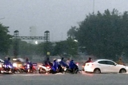 Quảng trường Mỹ Đình lại 'sóng sánh' trong biển nước sau mưa lớn