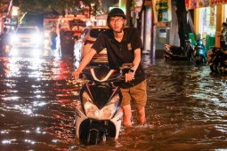 Tối muộn, dân Hà Nội vẫn vật vã dắt xe lội nước về nhà sau cơn mưa 'giải nhiệt'
