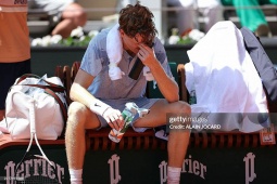 Choáng váng Roland Garros: Sinner thua sốc vì thời tiết, chấn thương & nôn khan